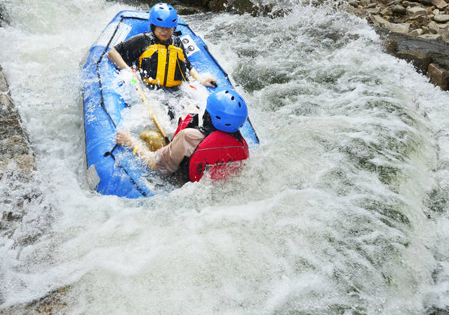 漂流翻船站不住怎么自救,漂流艇翻船怎么自救