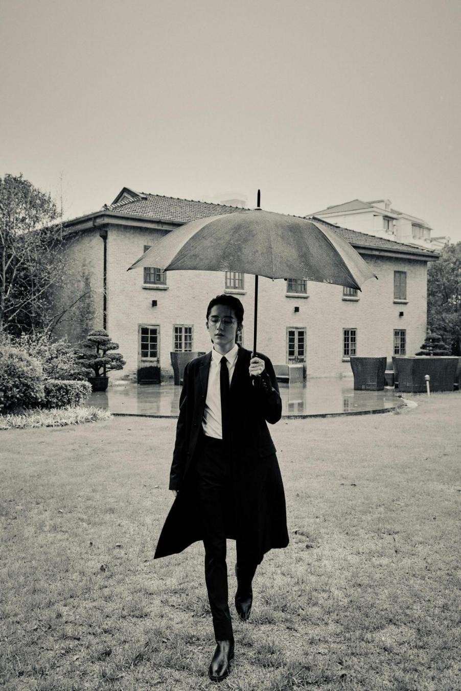 张新成露背西装同款,县委大院张新成撑伞照片