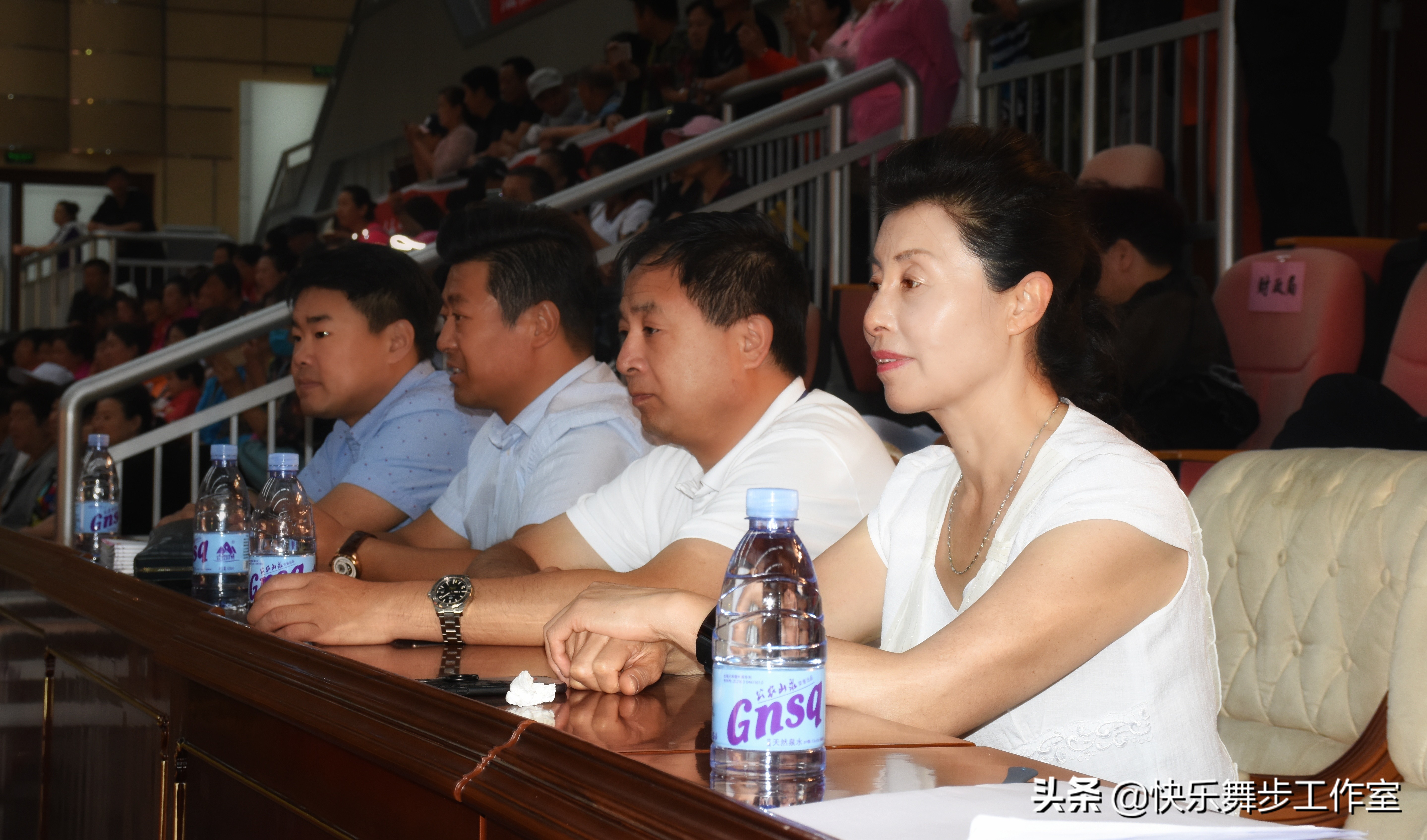 中老年快乐健身舞步,佳木斯中老年人健身操绿旋风