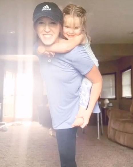 美国一位母亲因车祸而失一条腿,美国妈妈癌症去世