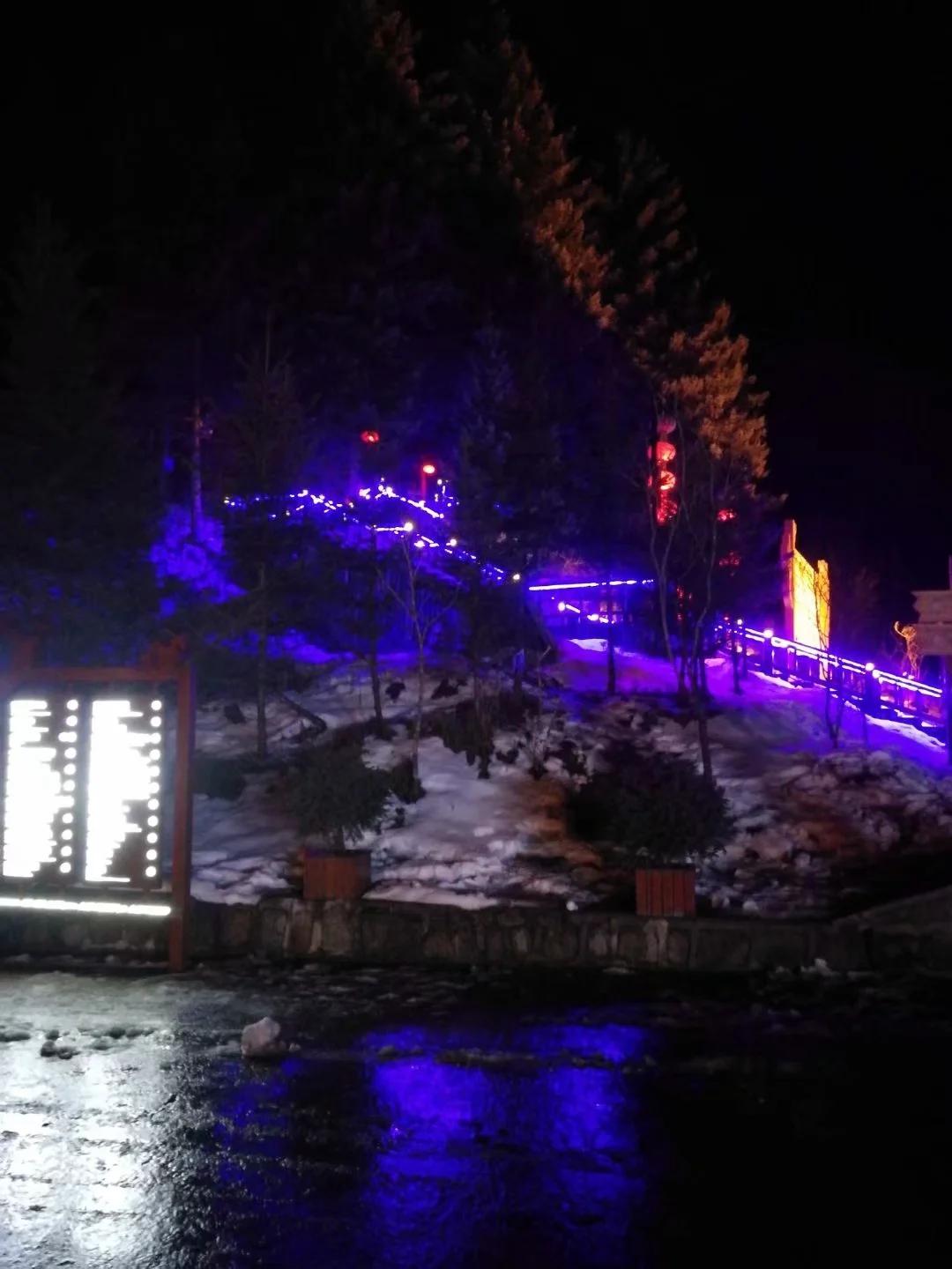 小小双峰冷凝紫气，壮美山河雪掩行踪