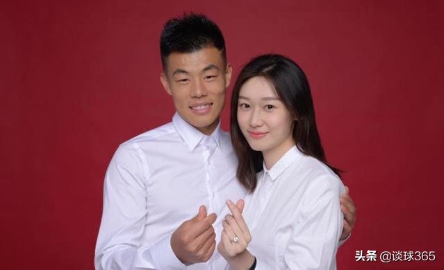 32岁国足锋霸，拒美国国籍为中国效力，妻子是肤白貌美的海归才女