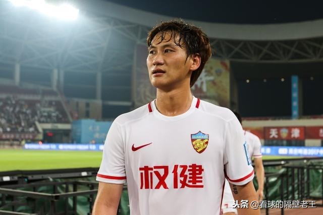 他是拥有千万级年薪的国足运动员，娶得爱运动的校花娇妻身材傲人