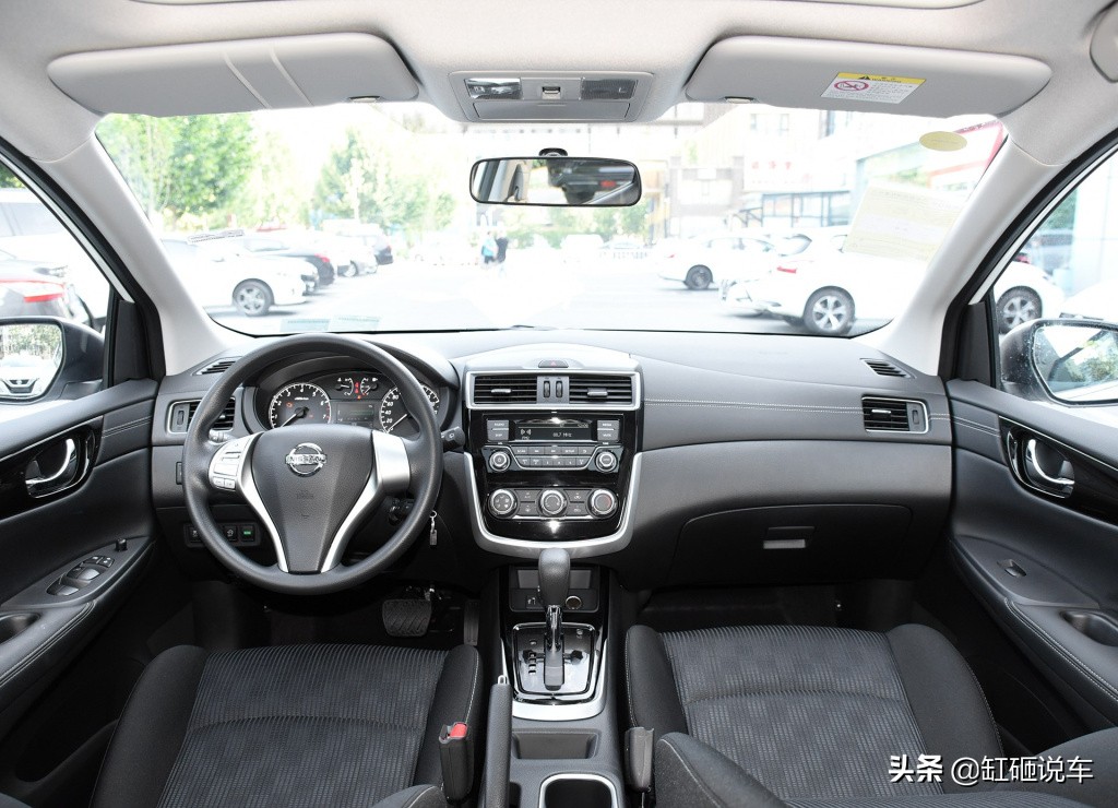 代步小车两厢骐达，空间不小还省油，皮实耐造，自动挡才9万