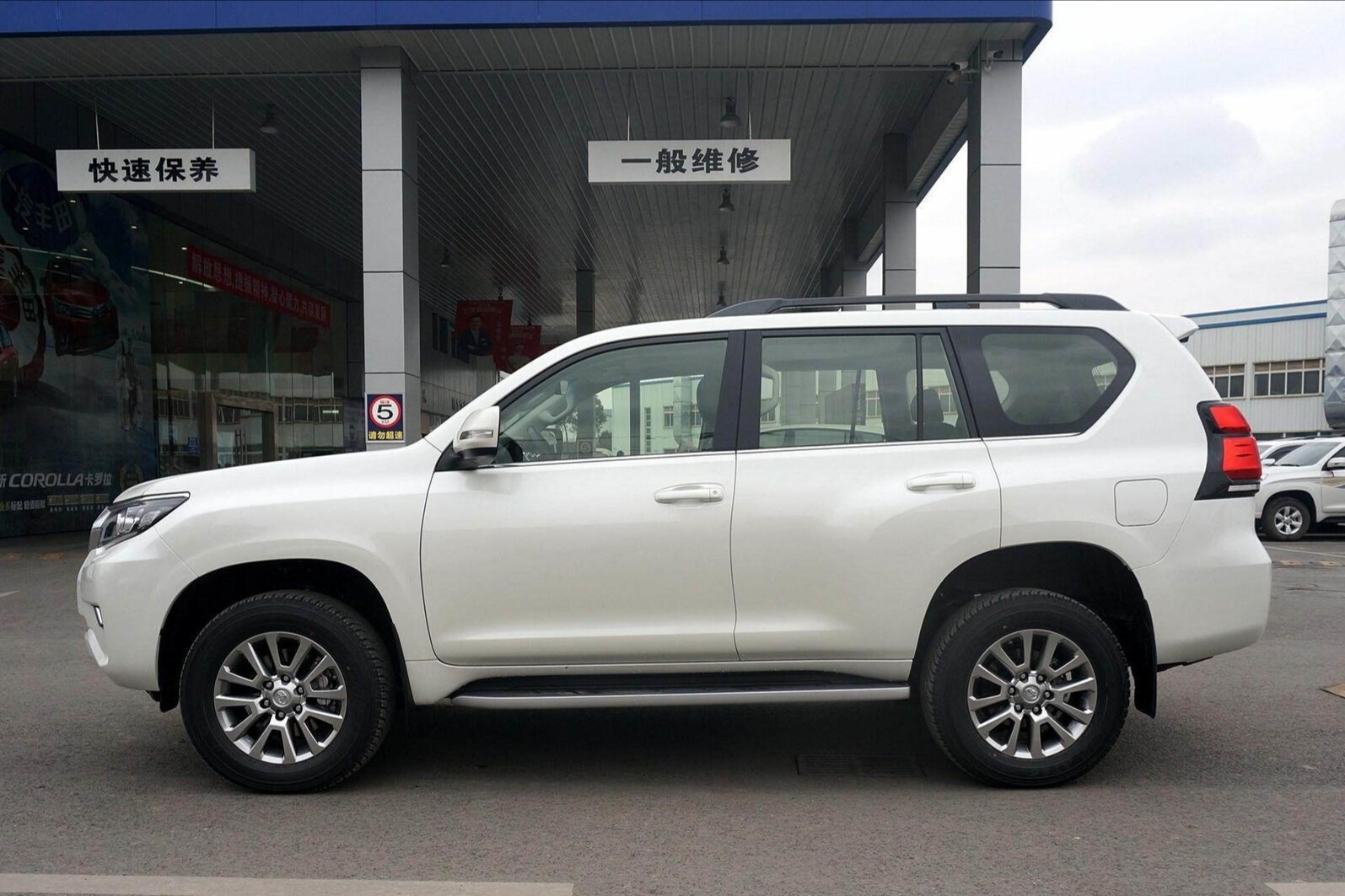 库存国产丰田普拉多，3.5升6缸动力+四驱，落地45万真霸气