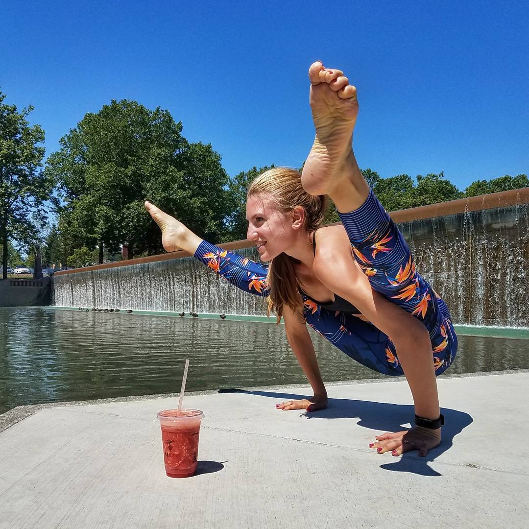 一个动作全脸紧致瑜伽,阳光明媚的简单瑜伽