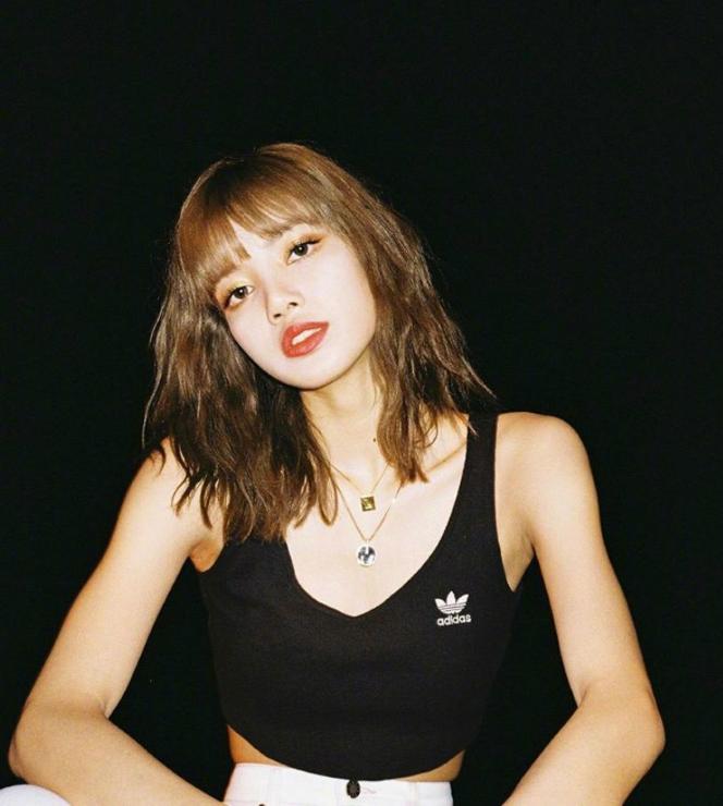 blackpinklisa人间芭比泰国,lisa登上时尚芭莎封面