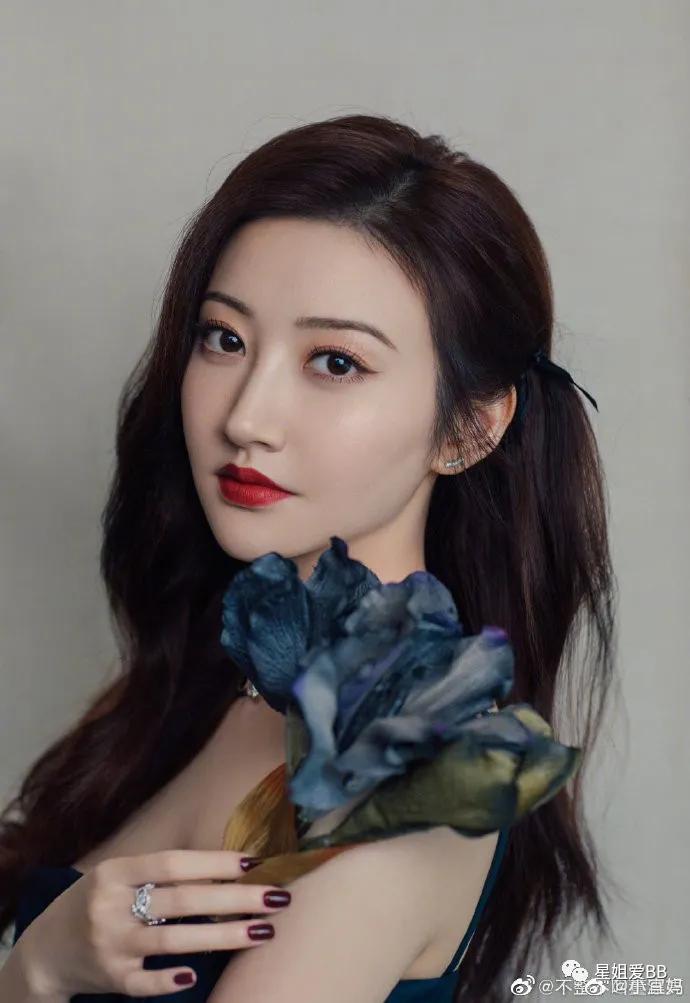 网上关于她整容的传闻屡见不鲜,自曝八年整容史