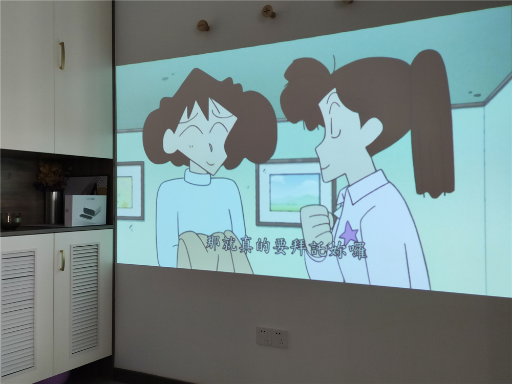 将电影院放进口袋里？天猫精灵“小白盒”便携智能投影仪评测