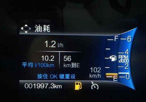 汽车油表亮灯显示还能跑100,红色油表灯亮了是没油了