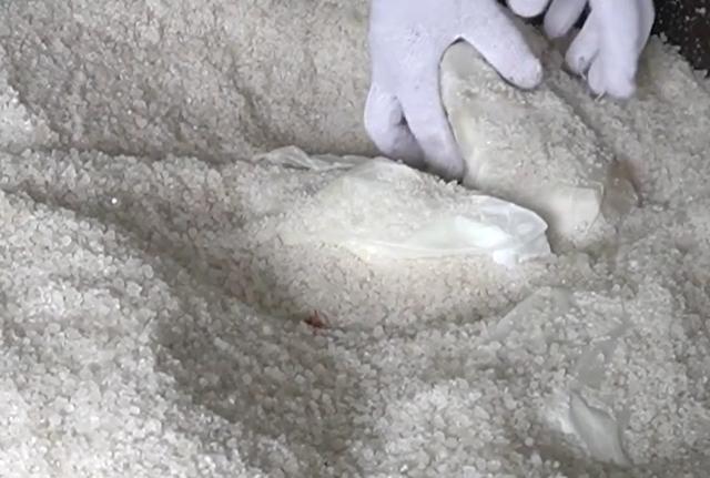 山东美女靠一锅盐发家,3年开8家店,月入至少30万,全城独一份