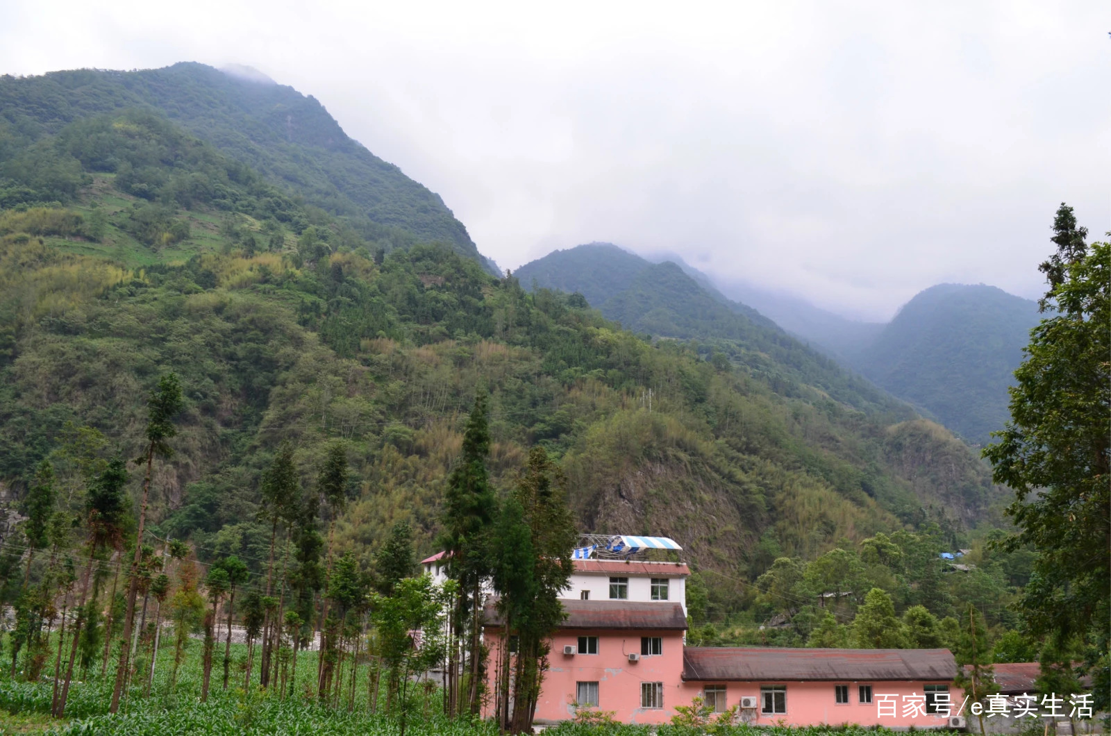 上里古镇，一个名副其实的古镇，人很少，跟丽江大研古城有的一比