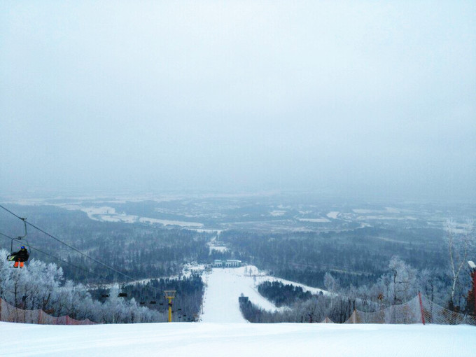 滑雪爱好者齐聚长白山玩转冰雪季,滑雪高手聚集地