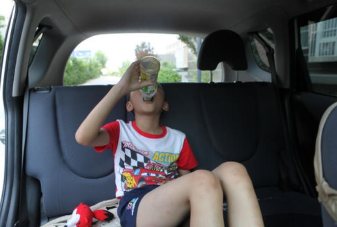 “晕车”的宝宝有苦难言，十一出行别忽略娃的感受，家长来学习