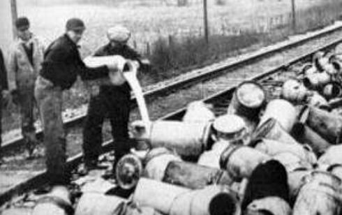 美国把牛奶倒下水道反映了什么,美国把牛奶全部倒进下水道