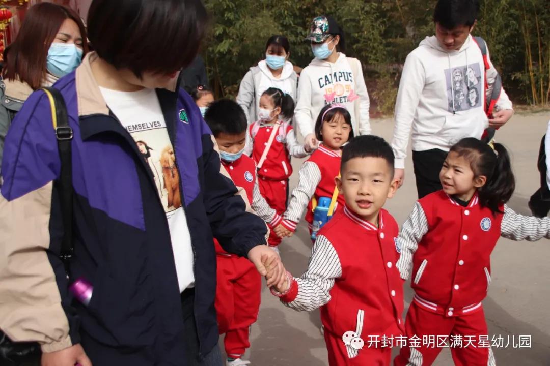 春日踏青亲子幼儿园,幼儿园开展春游踏青活动