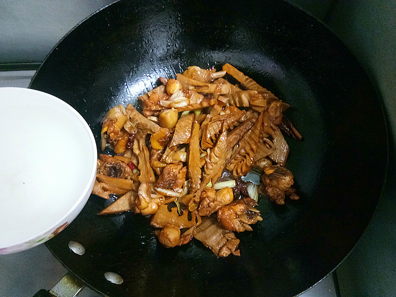 笋干焖腊鸡腿,笋干焖鸡图片