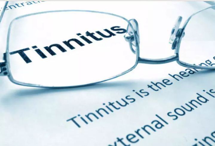 坐飞机耳朵疼适合哪个位置,坐飞机戴耳机能缓解耳朵疼吗