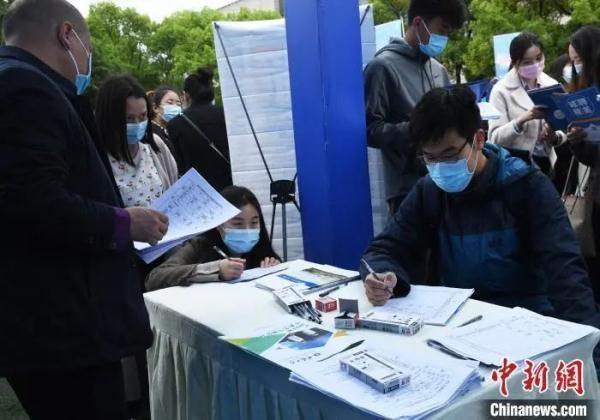 求职者缺乏自信，让修改简历成了火爆生意