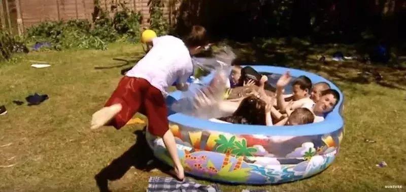 没有大人管的小孩子,没有大人管的孩子