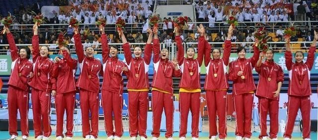 博士拳王爆粗口,中国足球高价养咸鱼!对比中国女排没说错