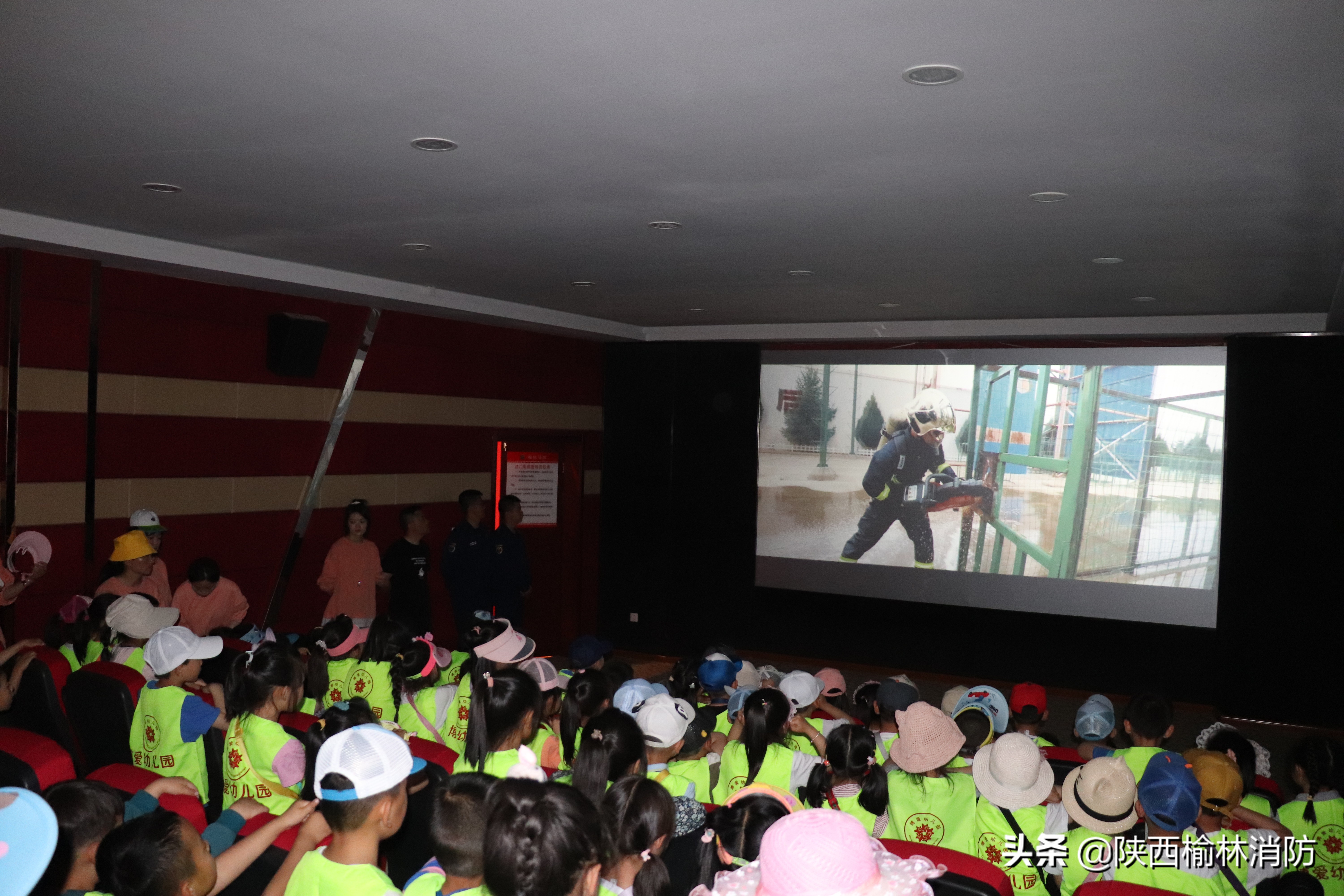 幼儿园小朋友学习消防,小朋友进红门开心学消防