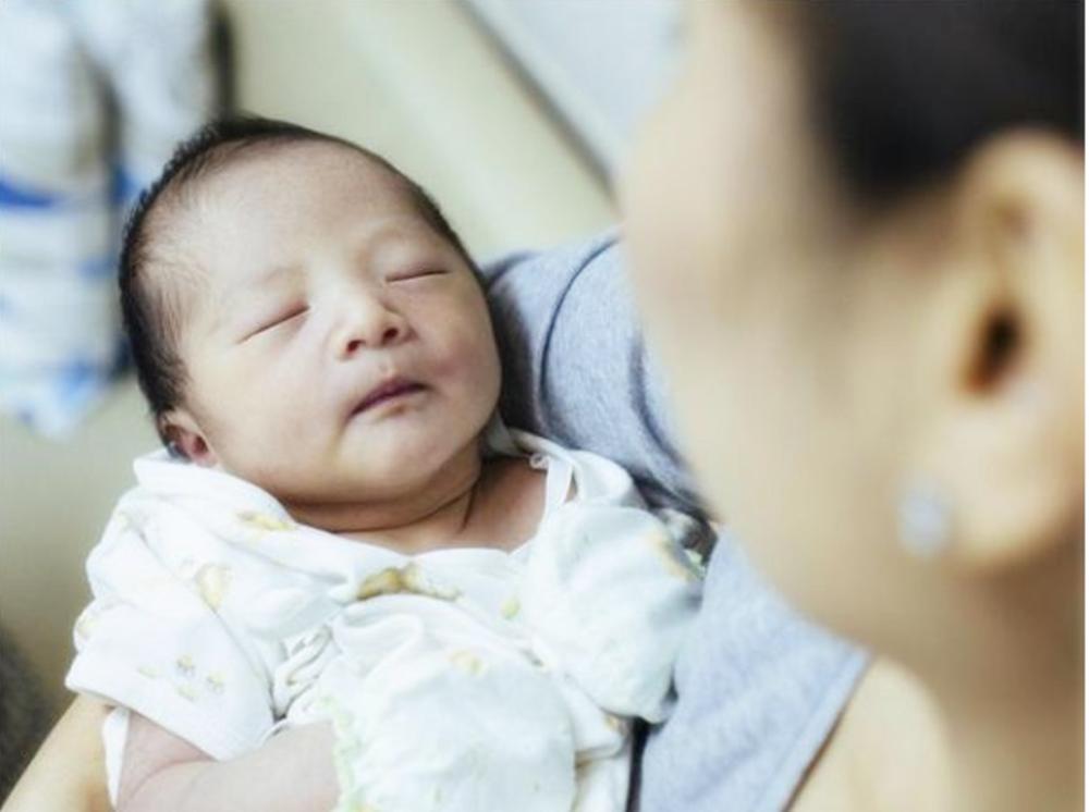 为什么宝宝吃着奶会睡觉,为什么宝宝要吃母乳才能入睡