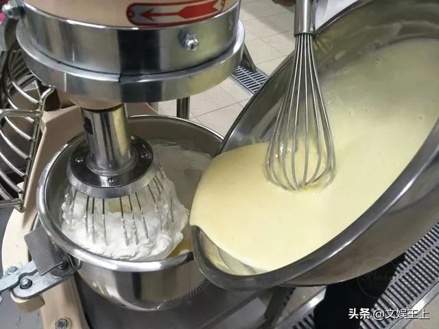 不用出门自己在家做蛋糕,不能出门就自己做了一个蛋糕