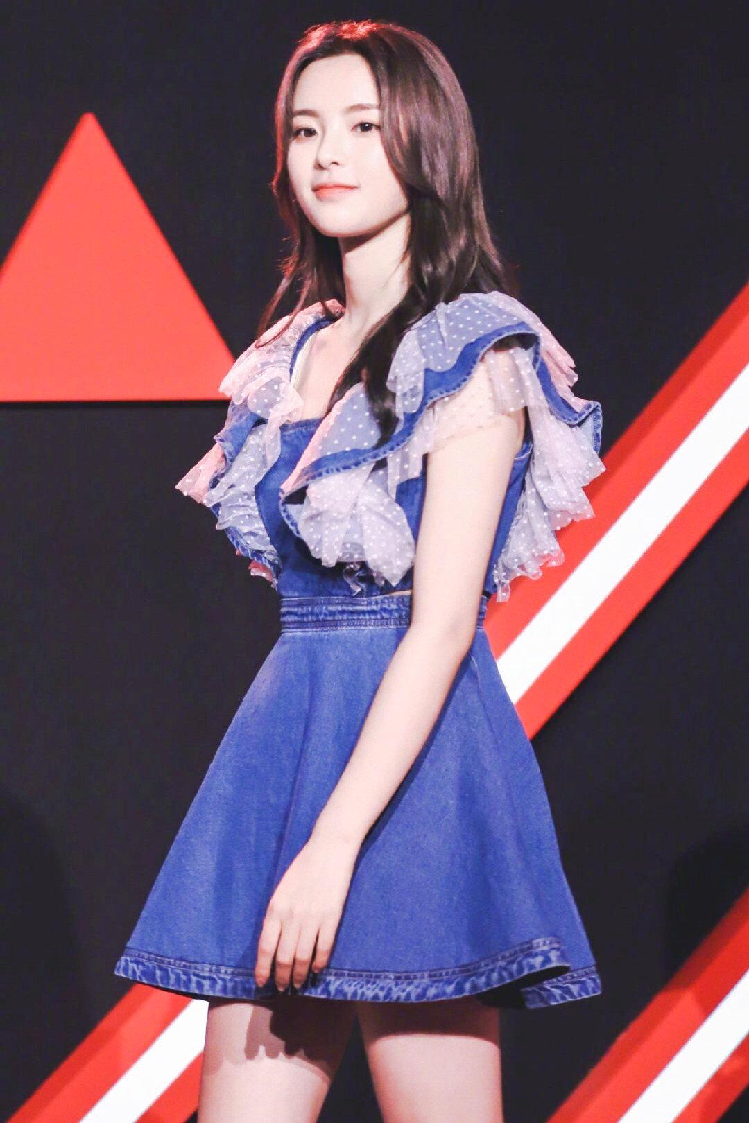 杨超越几千块衣服呈现200块风采?小花齐穿miumiu差别竟然这么大