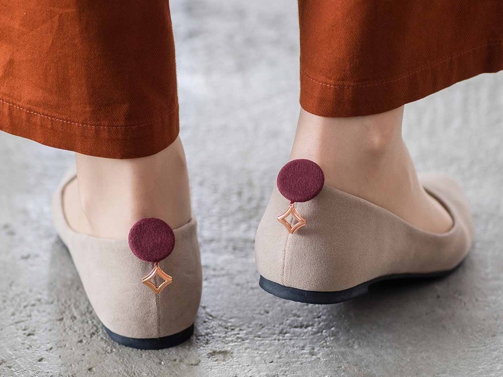 鞋子走一走就掉？帮脚后跟戴耳环轻松解决