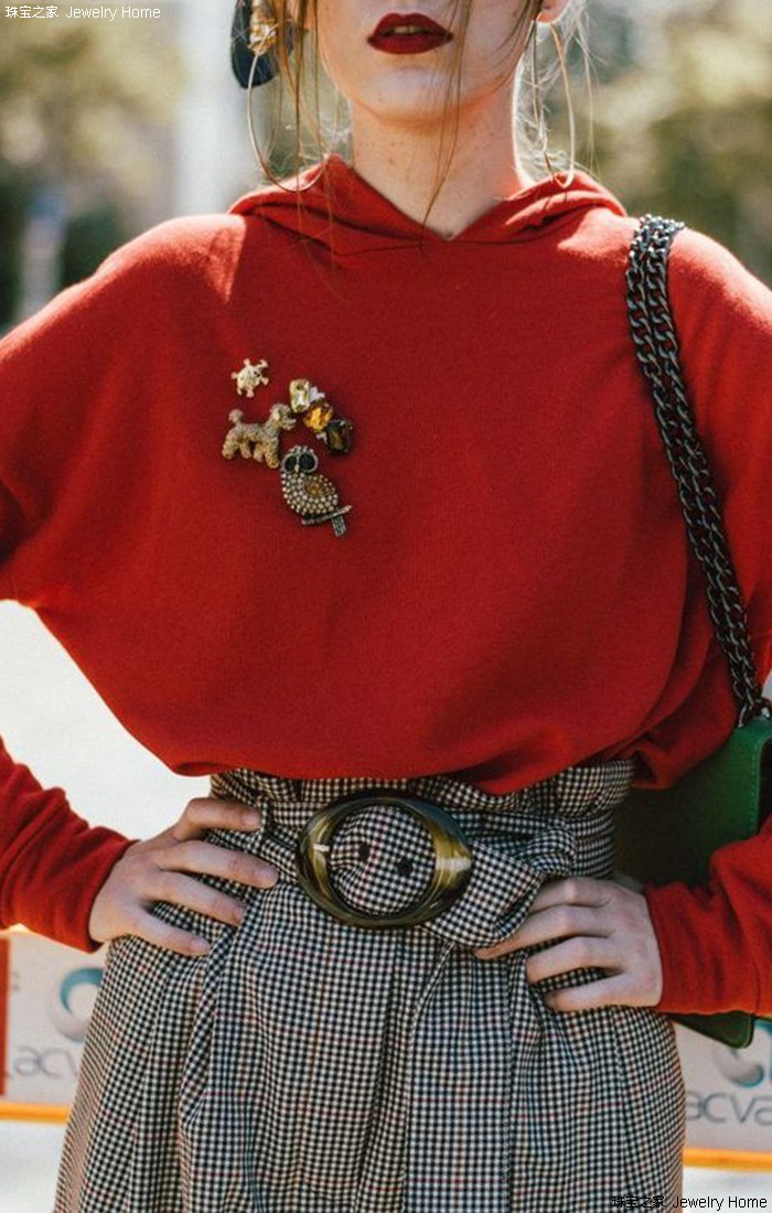 一大一小的胸针的正确戴法,一枚胸针穿出高级感