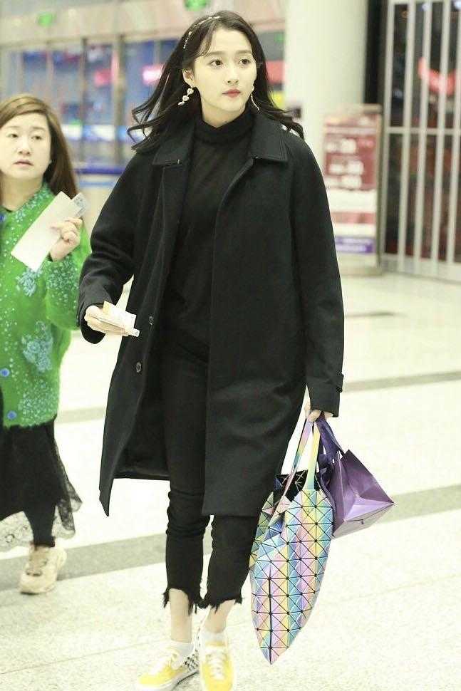 关晓彤白色帆布鞋,关晓彤穿黑色帆布鞋