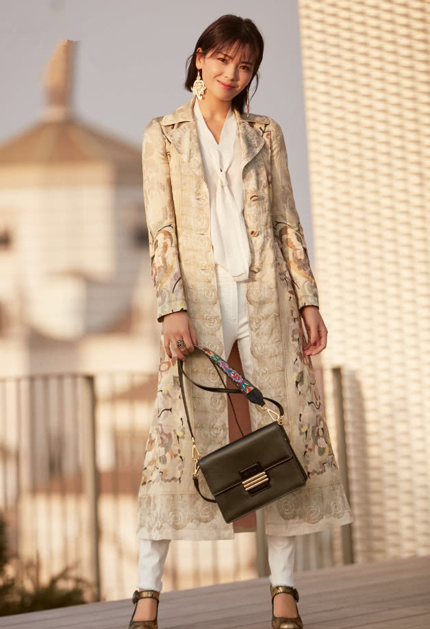 刘涛一身简约装扮气质出众，脚踩“铜板鞋”酷到炸，潮得不敢认！