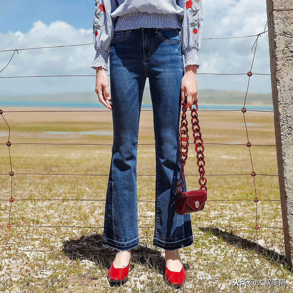 女人穿红色大衣太扎眼？学会3个日常搭配，低调显白衬气色！