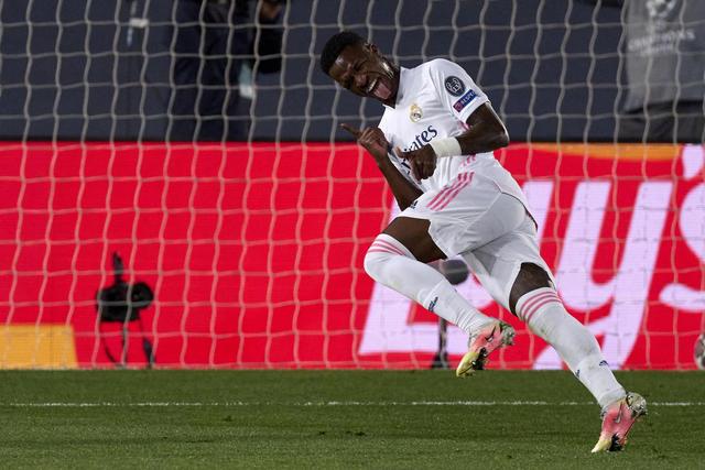 维尼修斯玩C罗实况过人得分！简直就是慢动作回放完全复制成功