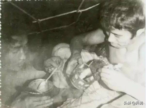 没有老鼠不叫猫耳洞:老山战士逮住2公斤大鼠,铁链拴起当宠物