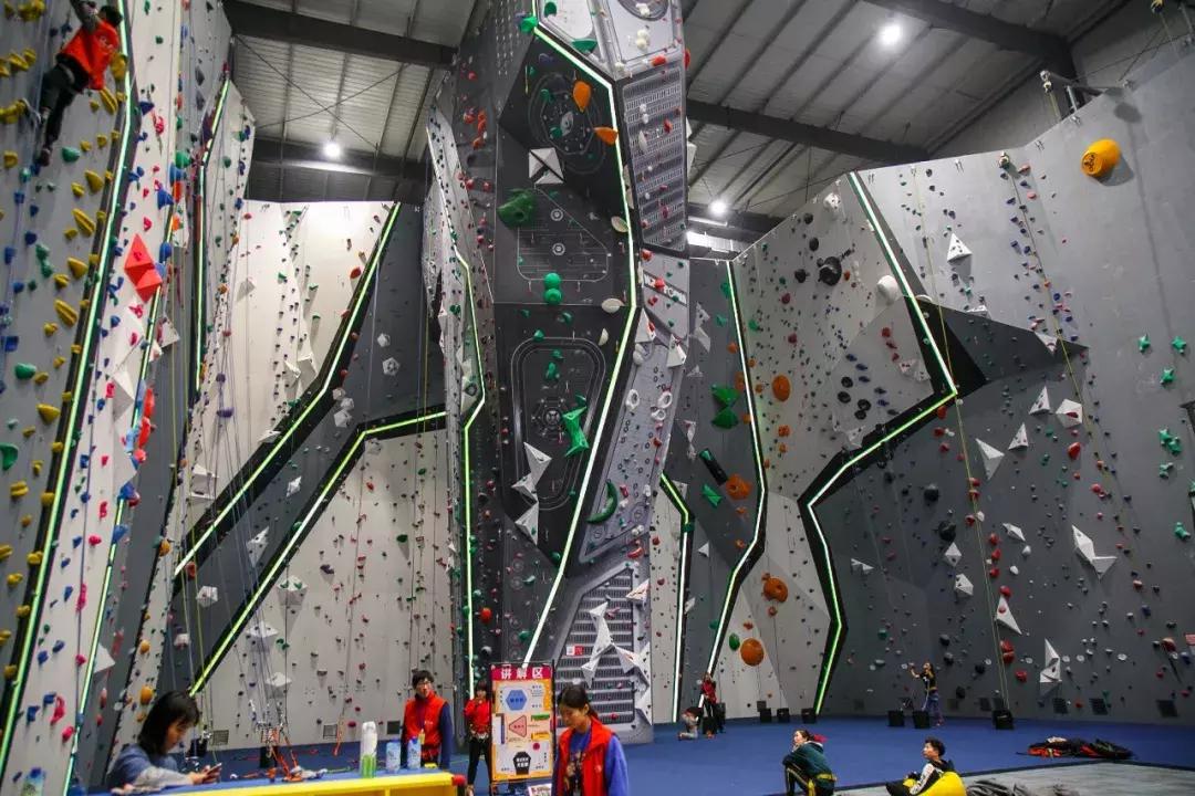 蹦床乐园闯关攀岩,蹦床馆嗨玩