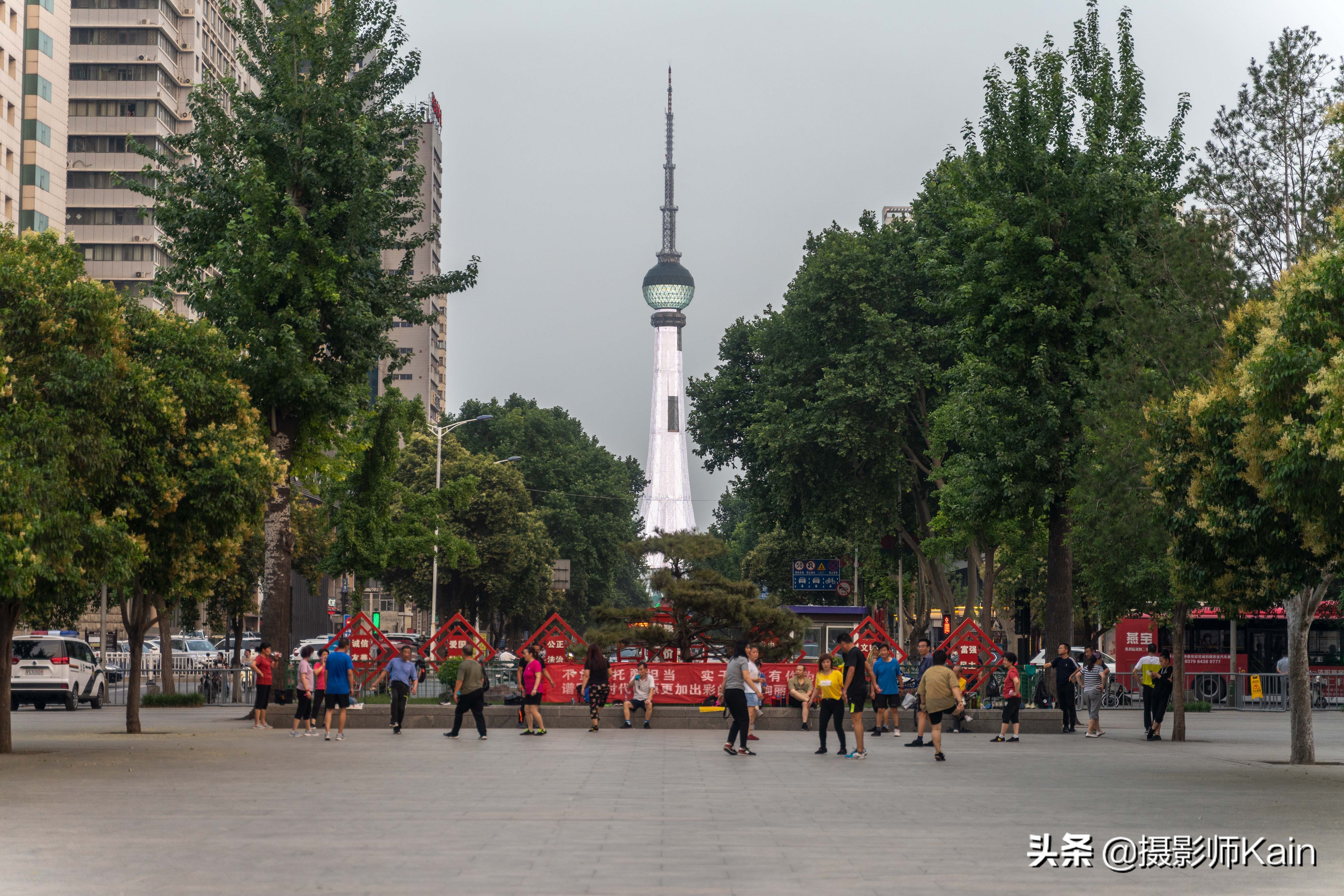 古都洛阳的中心，有其创建者的雕像，还能让你了解遥远的西周时代