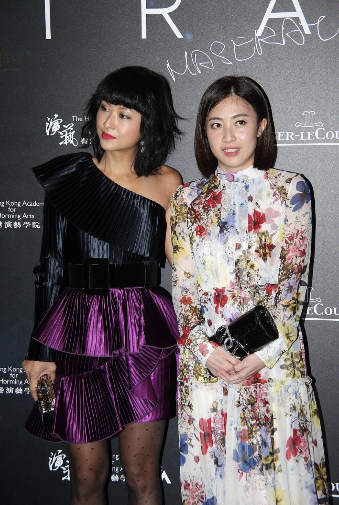 甘比穿金色印花连衣裙裸妆亮相,40岁甘比穿搭