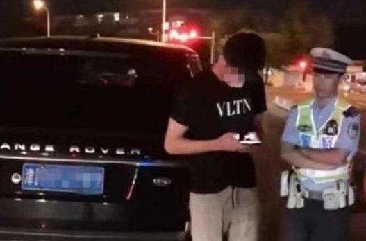 国足又惹事！主力前锋被曝当街涂改汽车号牌，此前多人酒驾被拘