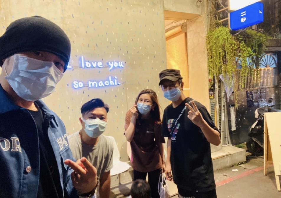 周杰伦比赛也不忘耍帅,周杰伦打游戏然后线下打球