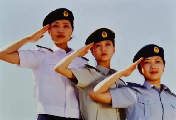 我军是哪年灰军装换装黄军装的,中国人民解放军几次换装的时间