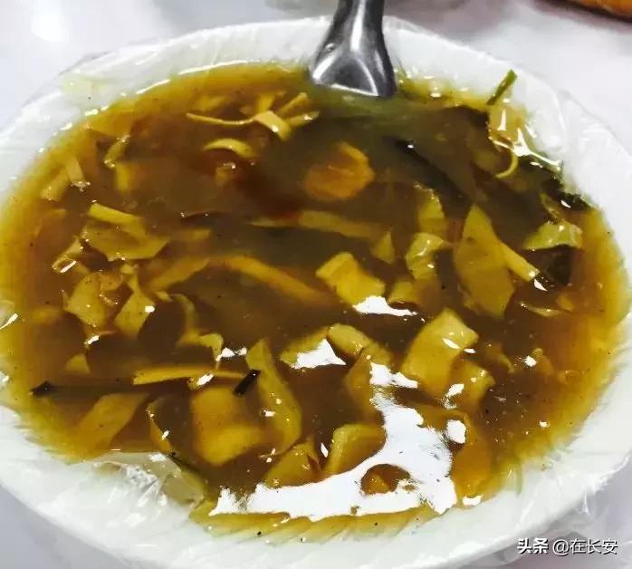 钟楼旁这条890米的老街，藏着一天吃三次都不会腻的馆子！