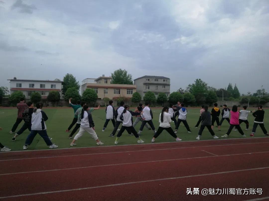 结伴而行共同成就：江油中学与彰明中学开展教育共同体活动