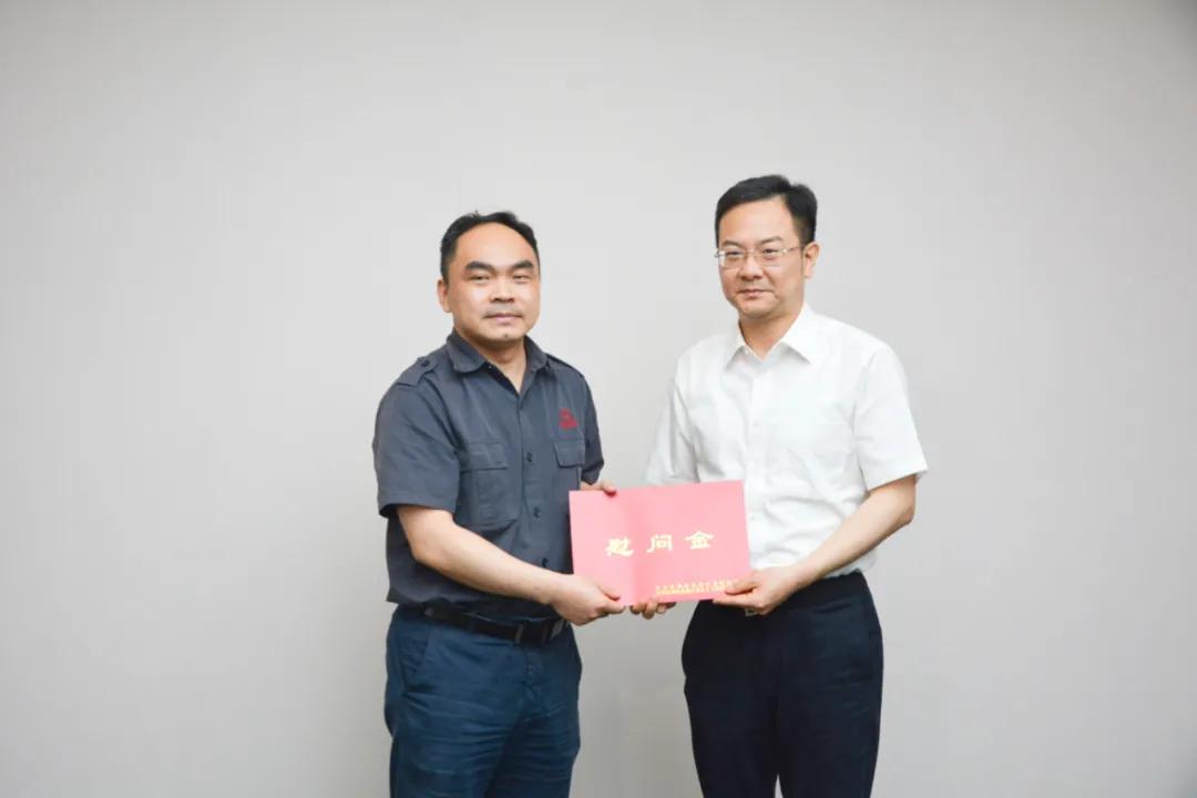 春节慰问送真情心系军休干部,领导看望慰问优秀人才