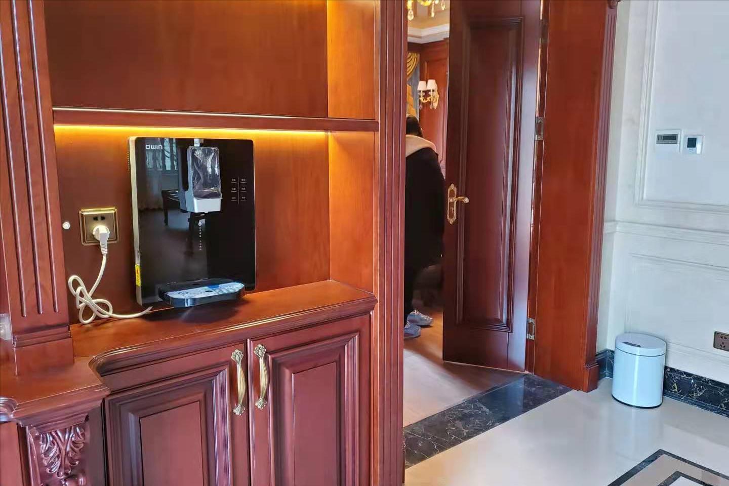 厨房净水器直饮机安装效果图,壁挂直饮机安装在餐厅效果图