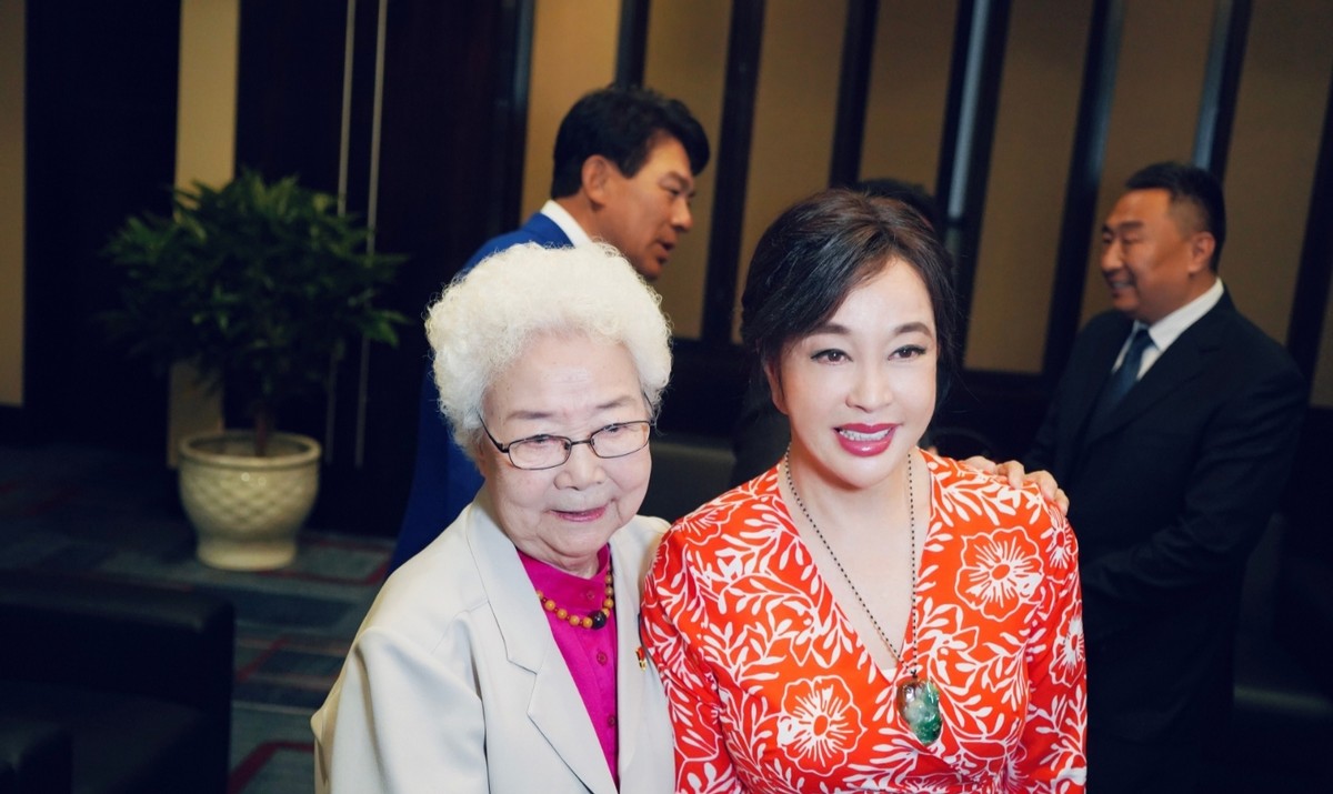 刘晓庆戴翡翠紫手镯,刘晓庆红毯翡翠