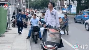 痴迷挖掘机的小男孩,为什么小男孩都喜欢挖掘机