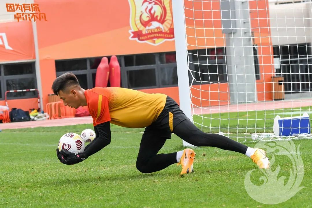 赛前团队热身投篮训练,武汉队第二场热身赛