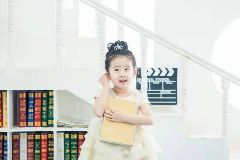 雨伞借给谁看图写话简短,雨伞借给谁的看图写话怎么写